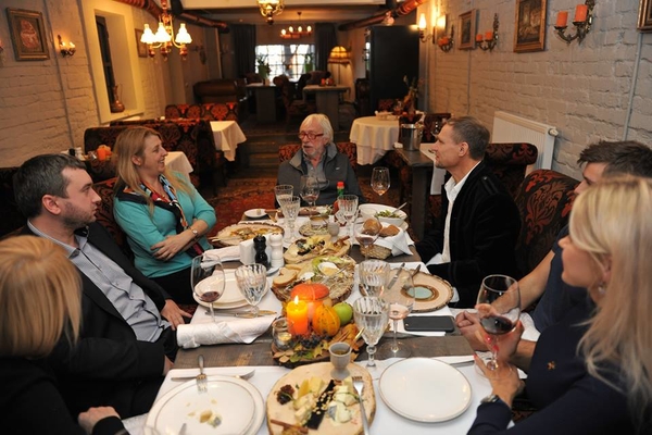 Олег Скрипка накормил Пьера Ришара борщом и обсудил украинских женщин