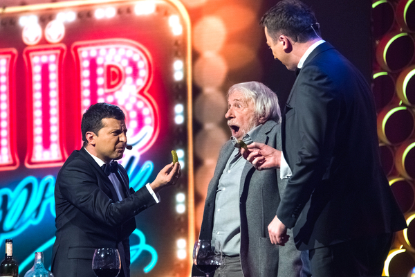 Вечерний Киев: Ведущие научили Пьера Ришара пить самогон