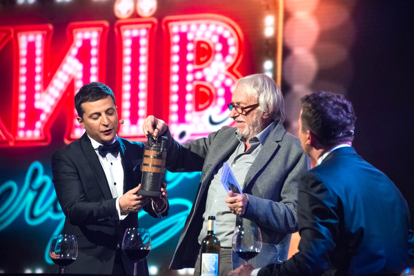 Зеленский и Жидков подарили Пьеру Ришару самогонный аппарат