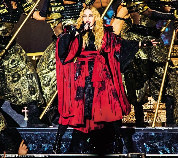 Мадонна расплакалась на сцене, вспоминая о терактах в Париже