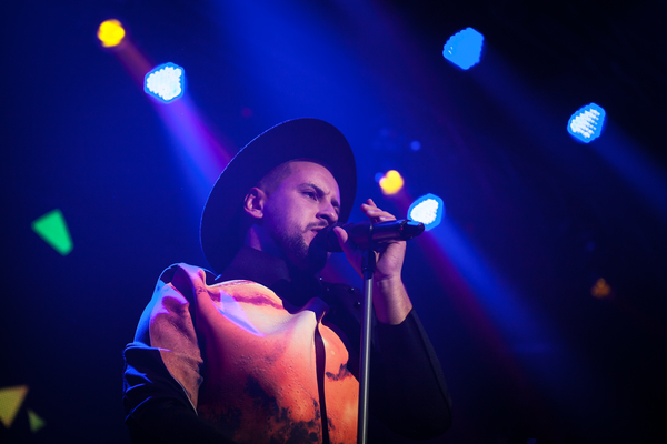 MONATIK летал на люстре во время своего концерта