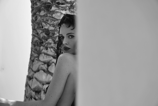 Из шипов в кружева: Даша Астафьева представила сольный клип