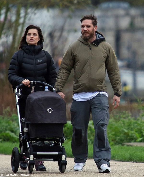 Том Харди впервые вышел на прогулку с женой и новорожденным ребенком