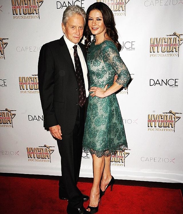 Майкл Дуглас и Кэтрин Зета-Джонс отмечают "хрустальную" свадьбу