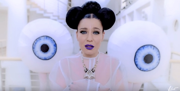 Грею счастье: Елка сняла забавный клип на новую песню