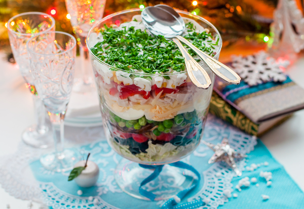 Рецепты салатов на Новый год 2016: ТОП-5 слоеных салатов