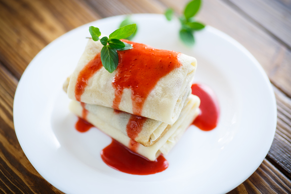 Блины с ягодным соусом: Три идеи для завтрака