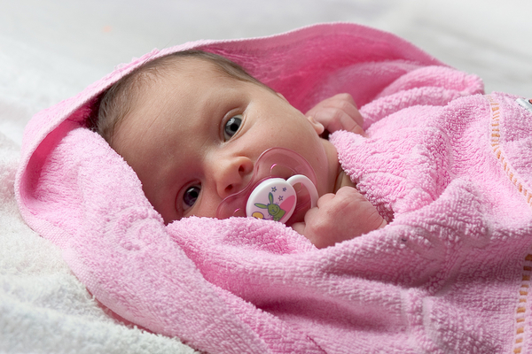 Зачем давать ребенку соску