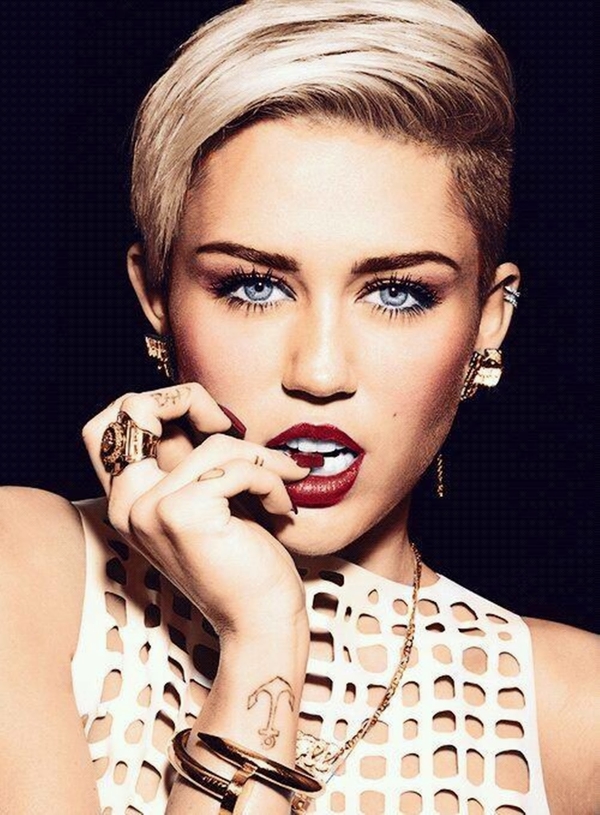 Майли Сайрус исполнилось 23: Самые скромные образы скандалистки