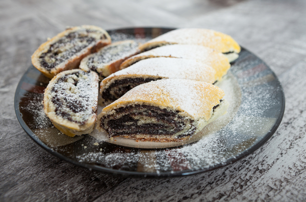 Как приготовить рулет с маковой начинкой (видео)