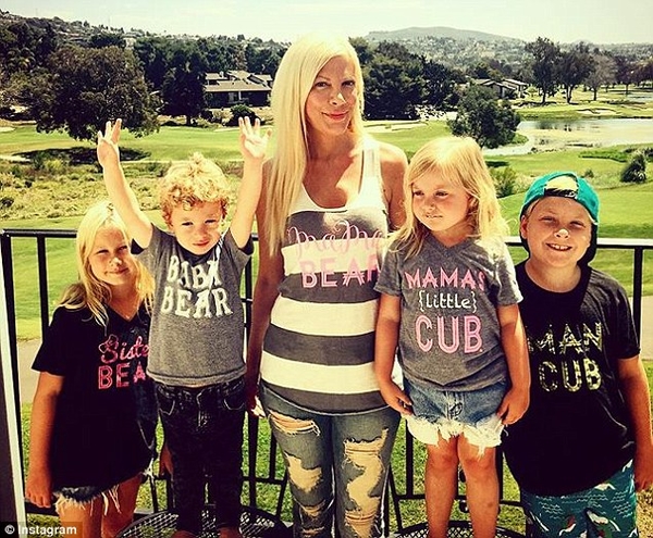 Дочки звезды Беверли Хиллз снялись в яркой фотосессии