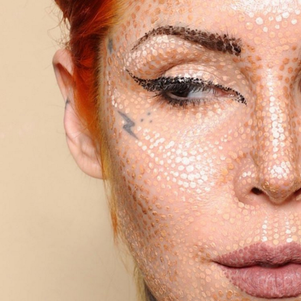 Видео дня: Невероятный макияж из точек