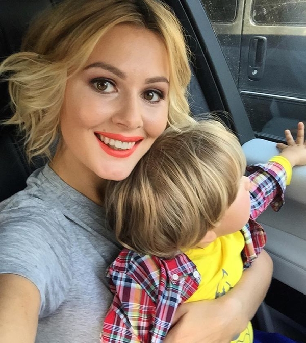 Мария Кожевникова пришла с сыном на открытие кулинарной школы