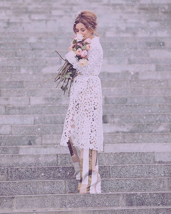 Ани Лорак в одеяле гуляла по ночному городу