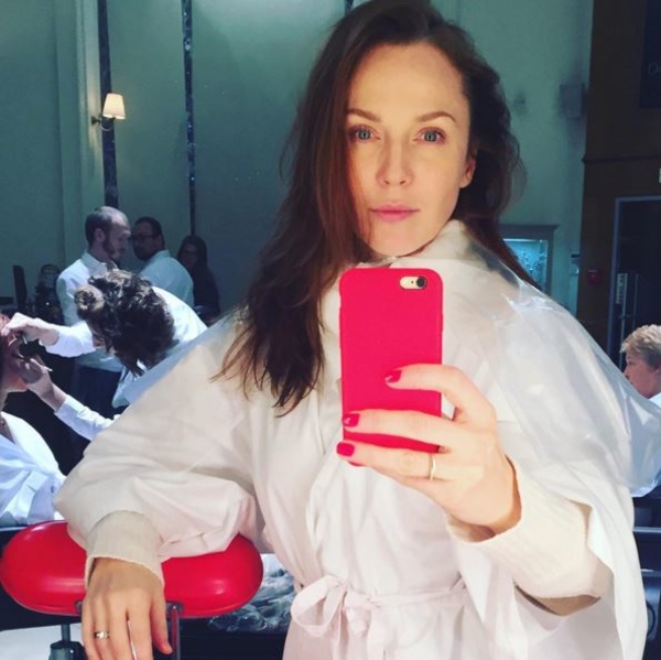 Альбина Джанабаева показала обручальное кольцо