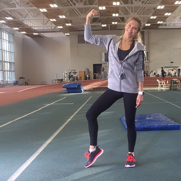 Вера Брежнева показала, как тренируется в спортзале