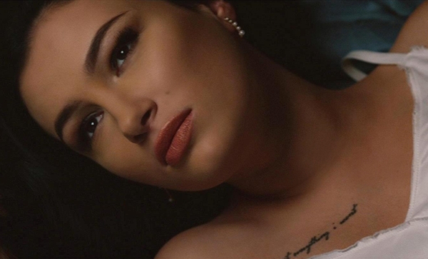 Анастасия Приходько поцеловала девушку