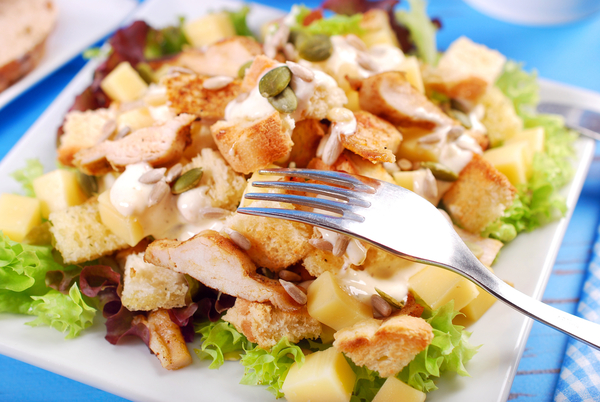 Салат Цезарь с курицей: Три вкусные идеи