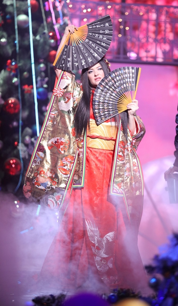 Могилевская перевоплотилась в японскую актрису, а Мейхер – в продавщицу