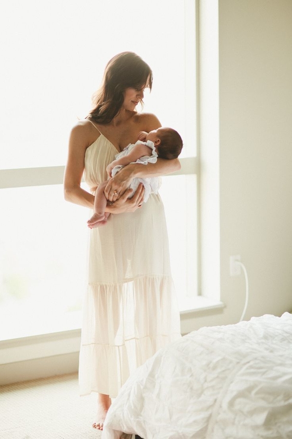 Фото дня: С младенцем на руках