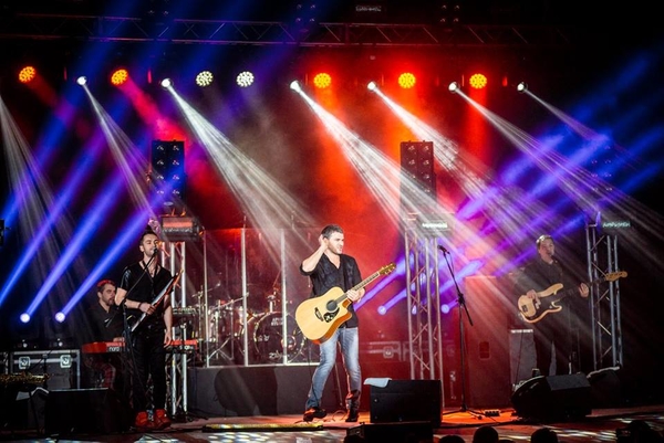 Поклонники встречали Арсена Мирзояна с караваем