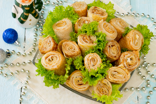 Блюда на Новый год: ТОП-5 рецептов блинных роллов с лососем