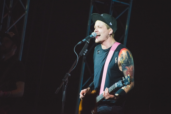 Обмороки и полуголые девушки: O.Torvald отыграли в Киеве два концерта