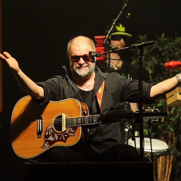 Борис Гребенщиков сыграл в вестибюле киевского метро