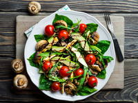 Салаты на Новый год: Рецепт с курицей и авокадо