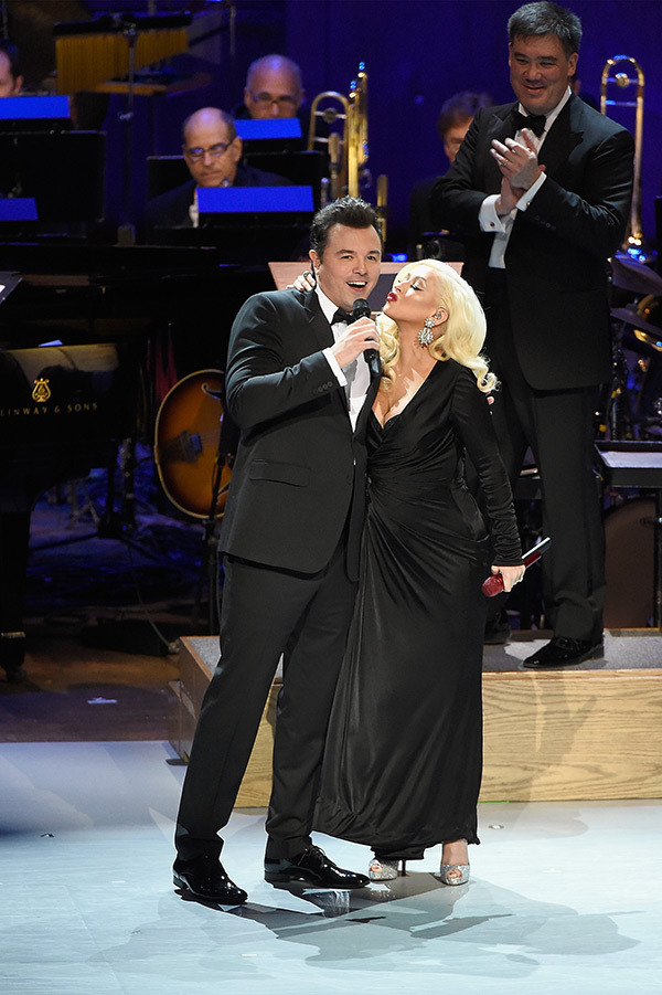 Выпившая Кристина Агилера чуть не перевернула елку