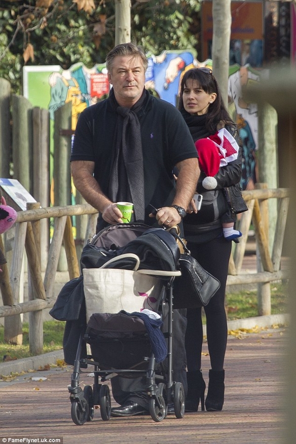 Семейный выход в свет: Алек Болдуин с женой и детьми посетили зоопарк