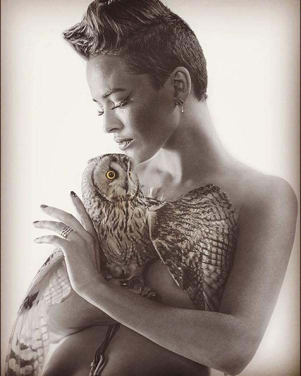 Обнаженная Даша Астафьева позировала вместе с совой