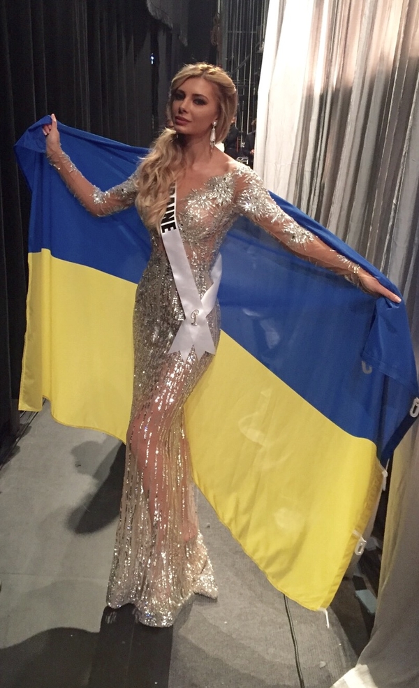 Мисс Вселенная 2015: Украинка вышла на сцену с национальным флагом