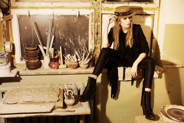 Дочь Веры Брежневой примерила шляпки с гуцульской вышивкой