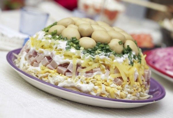 Слоеный салат: Три идеи к Новому году