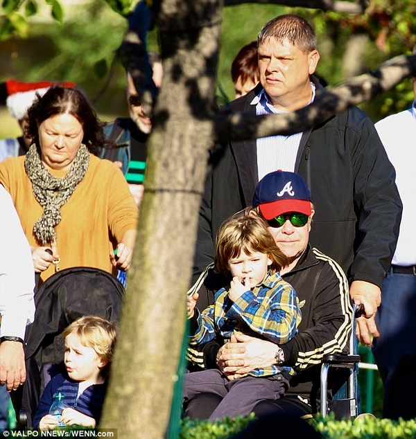 Элтон Джон прогулялся с семьей в инвалидном кресле