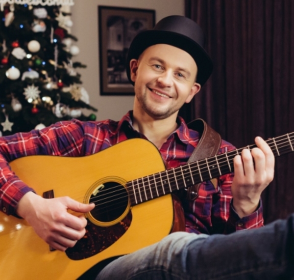 Победитель Голосу країни Павел Табаков представил новогодний клип