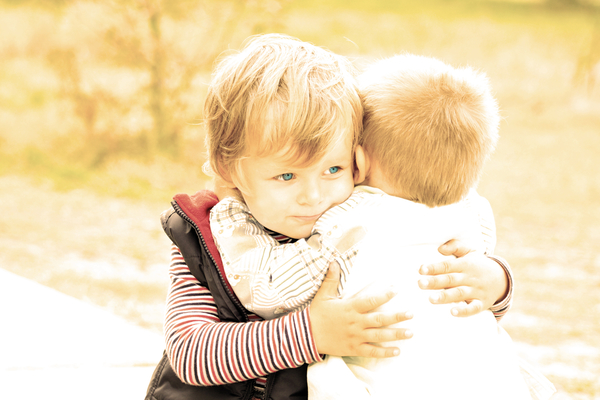 Трехлетний малыш нежно обнимает младшего братика: Милое видео