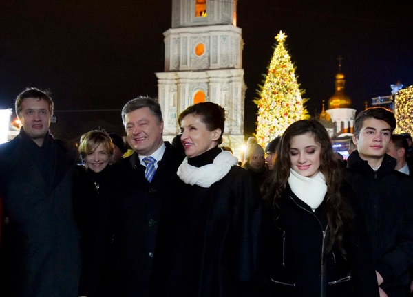 Петр Порошенко с семьей посетил новогоднюю ярмарку в Киеве
