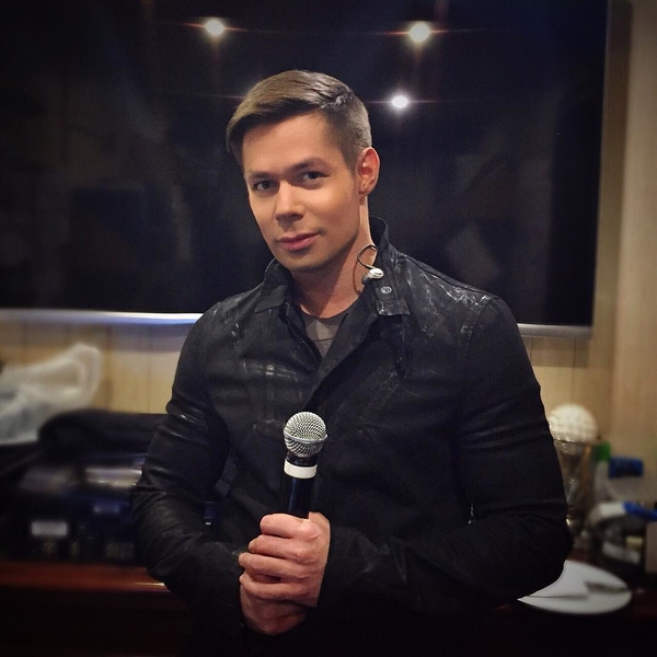 Стас Пьеха спел песню о российских гуманитарных конвоях