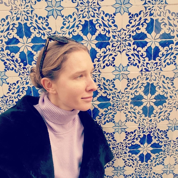 Катя Осадчая без макияжа позировала на фоне пейзажей Португалии