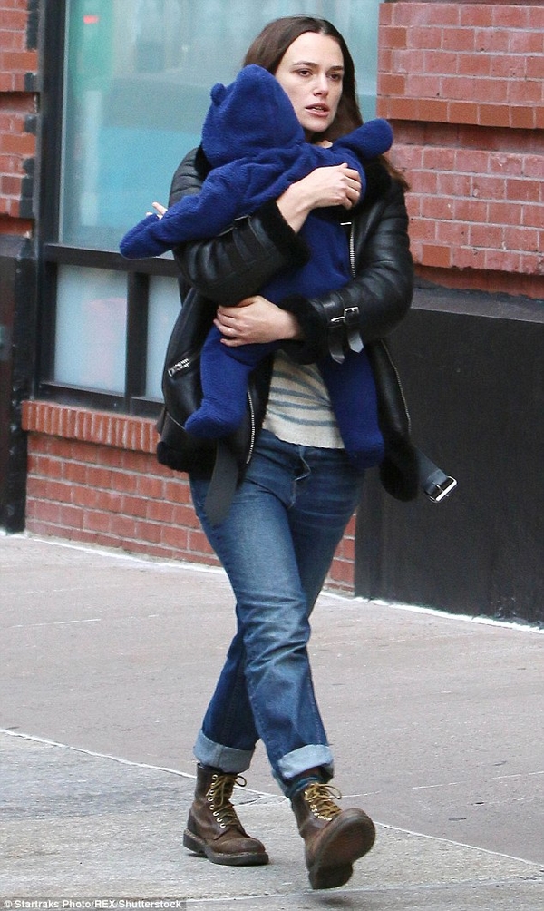 Киру Найтли запечатлели на прогулке с дочкой