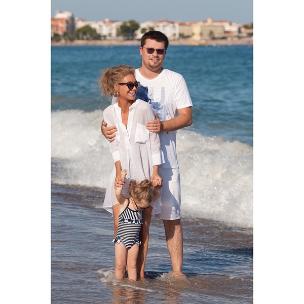 Кристина Асмус и Гарик Харламов показали семейное фото с дочерью