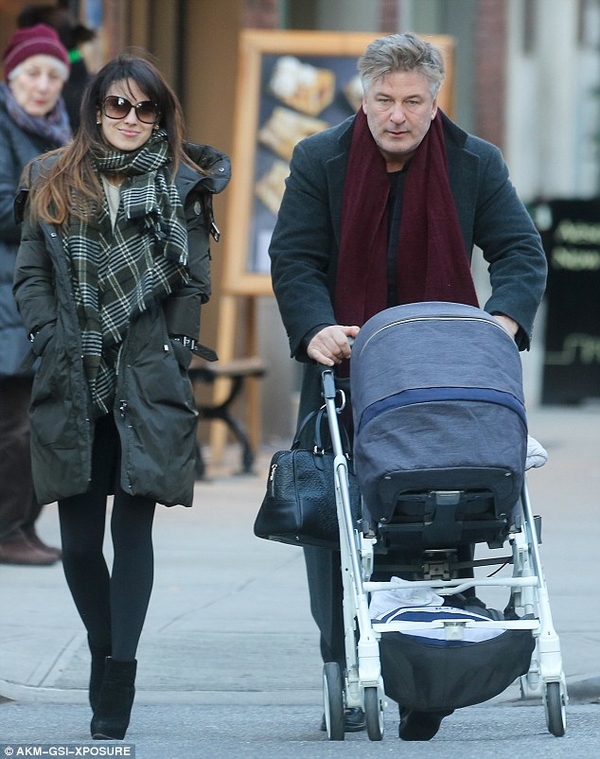 Алек Болдуин поцеловался с женой в центре Нью-Йорка