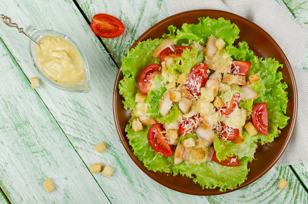 Салат из курицы с сухариками: Три вкусные идеи