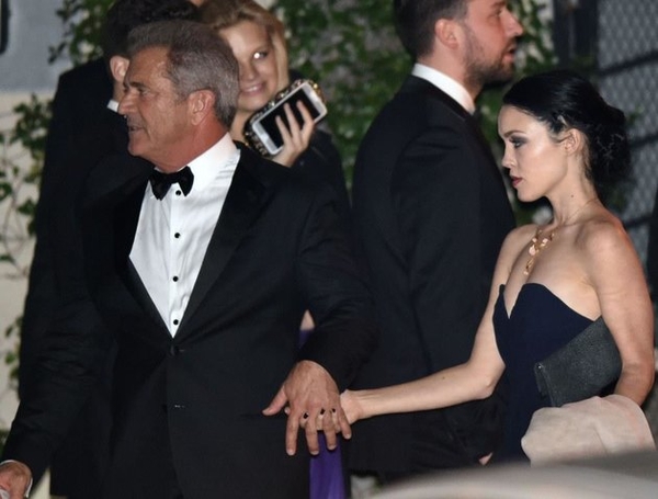 Мел Гибсон впервые вышел в свет с 24-летней девушкой