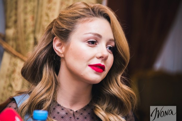 Тина Кароль выпустила Рождественский фотопроект и альбом колядок