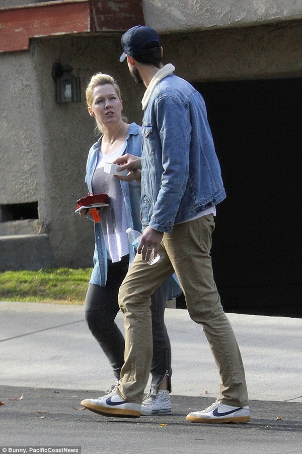 Дженни Гарт без макияжа заметили с мужем на прогулке