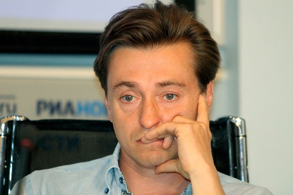 Сергей Безруков подал в суд за вторжение в его личную жизнь