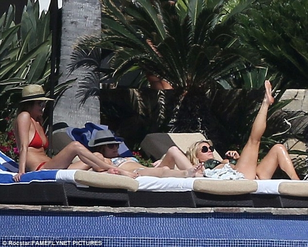 Стройную Джессику Симпсон запечатлели в бикини во время отдыха